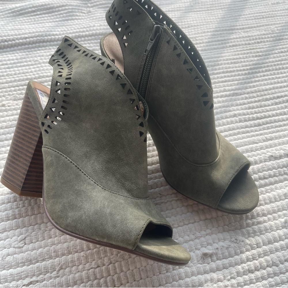Indigo Rd Olive Green Peep Toe Booties Block Heel Cutout Size 8.5